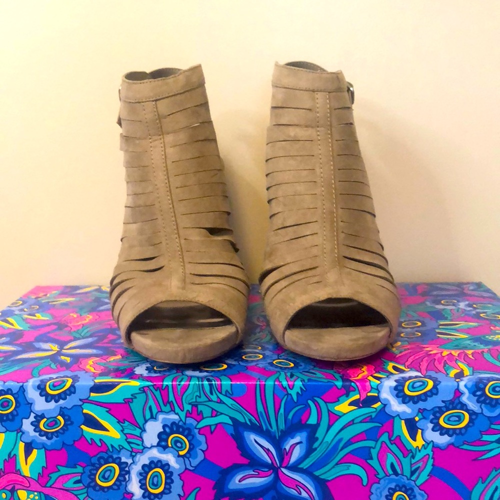 Carlos Santana grey suede open toe strappy sandal size 7 1/2